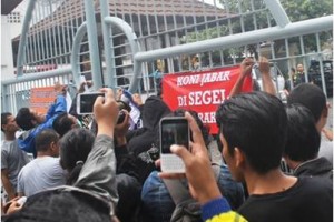 Puluhan anggota ARANKO saat menyegel pintu gerbang kantor KONI Jabar.